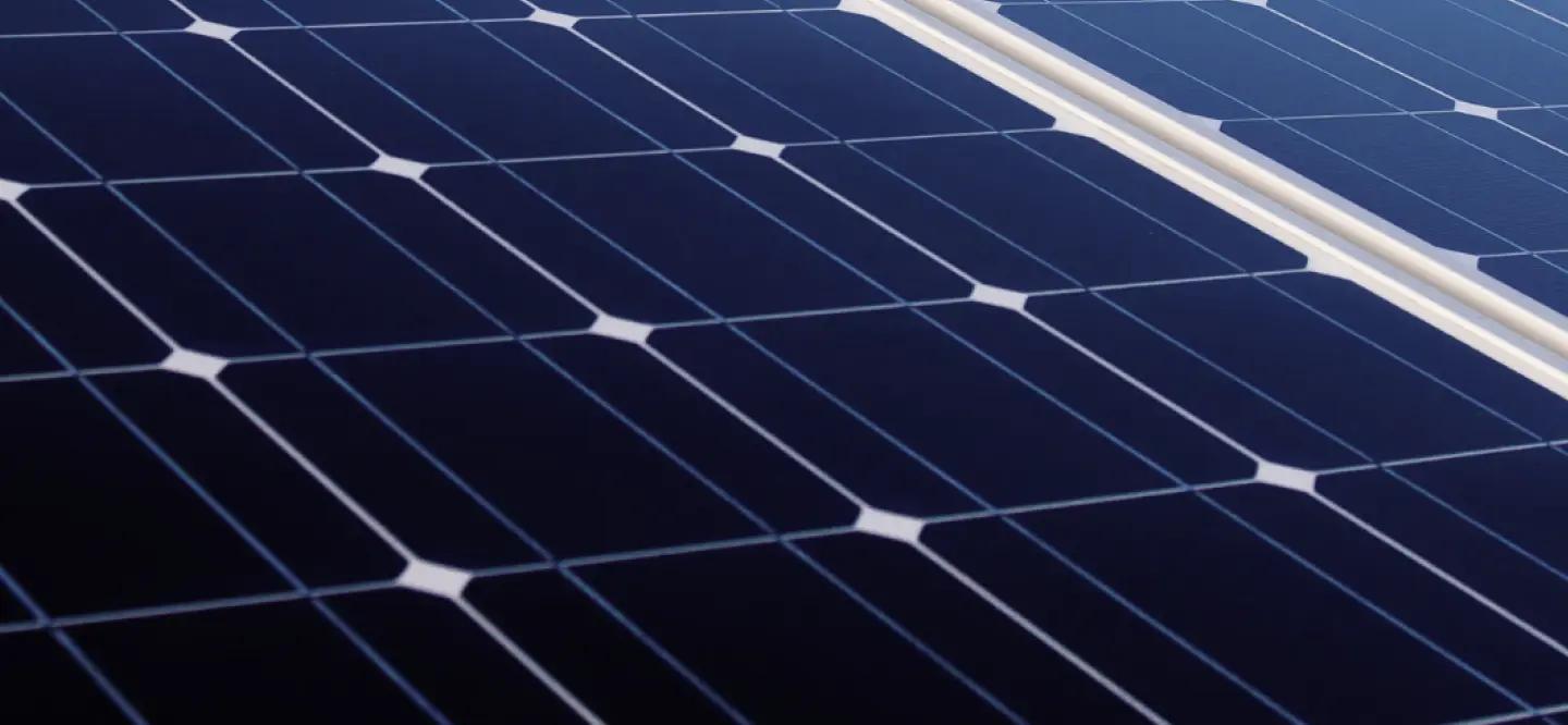 Nærbilde av solcellene i et solcellepanel