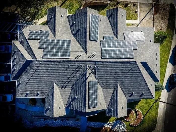 Casa con placas fotovoltaicas