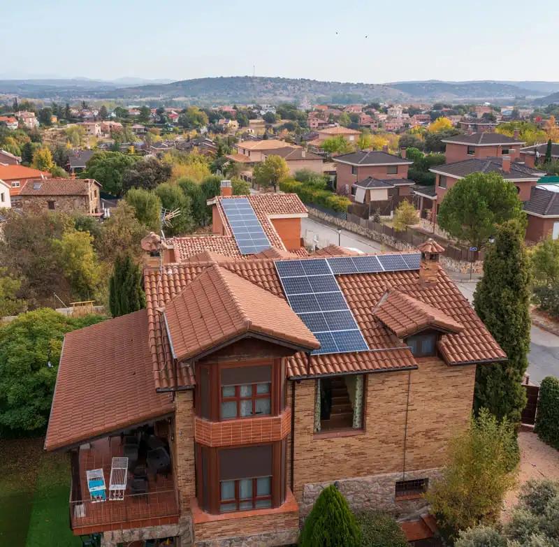 casa con placas solares