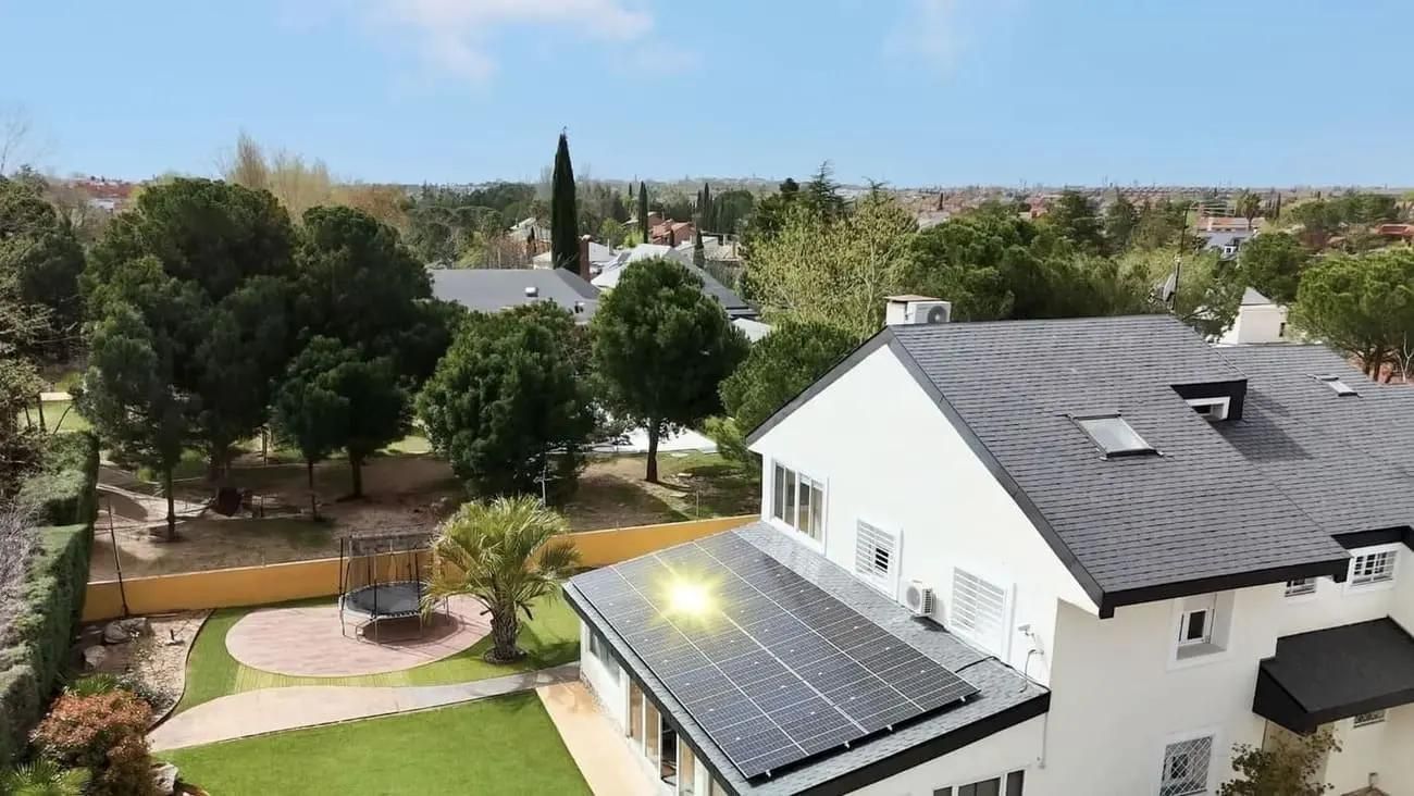 casa con paneles solares Otovo