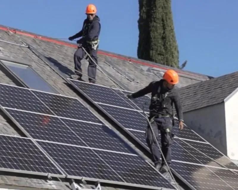 Operarios haciendo instalación de Otovo