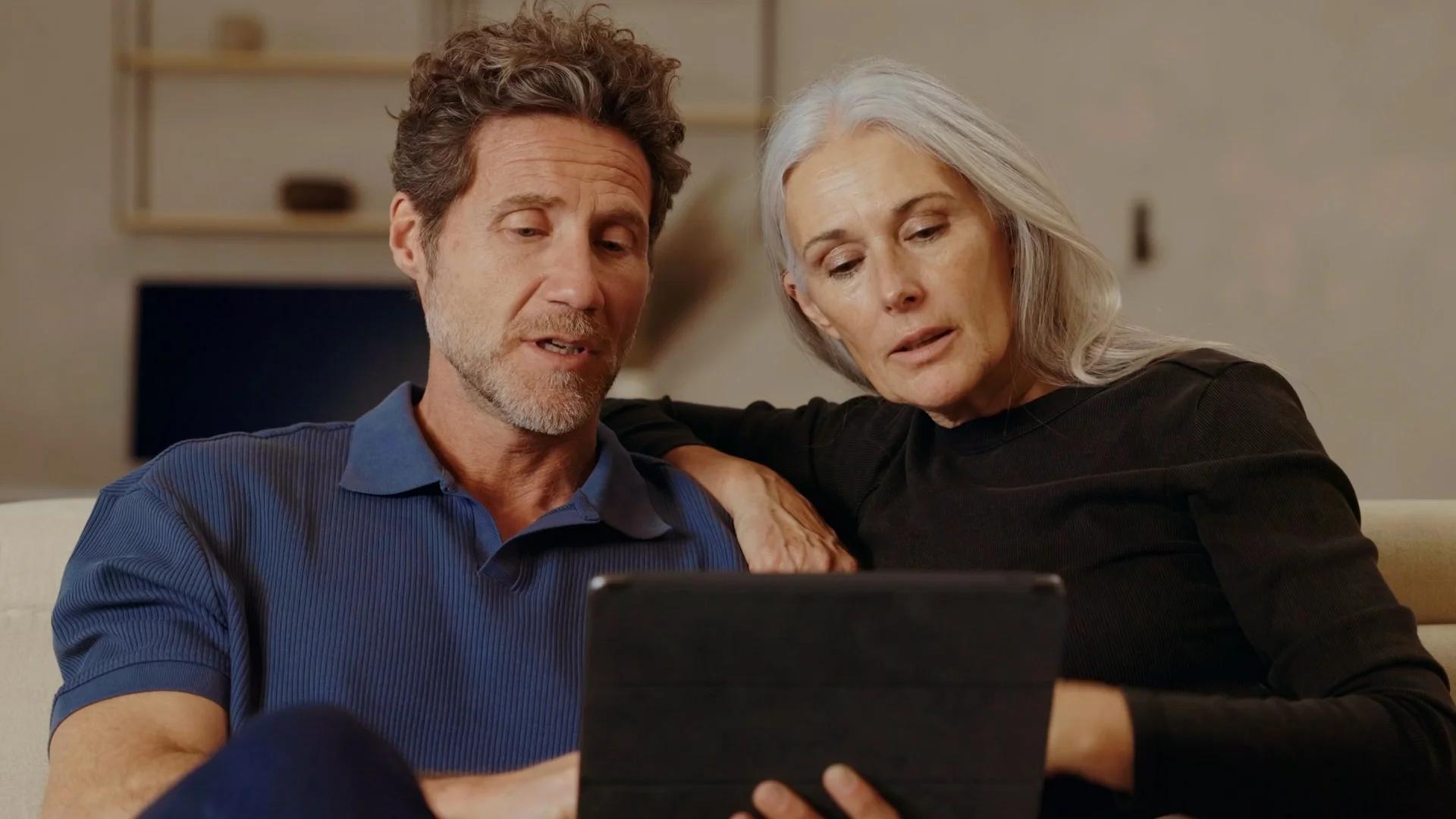 hombre y mujer mirando tablet