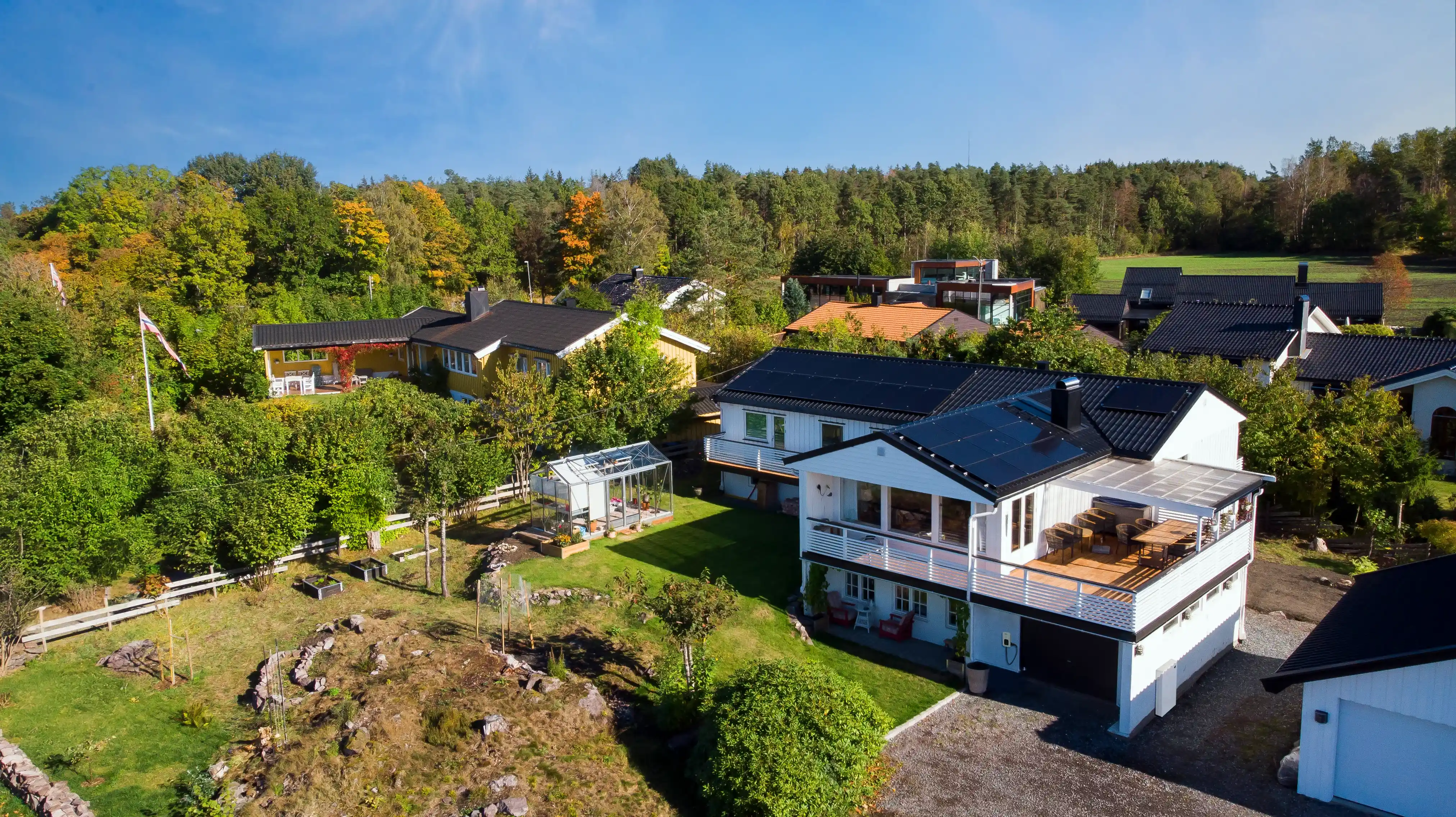 Casa con placas solares en el tejado