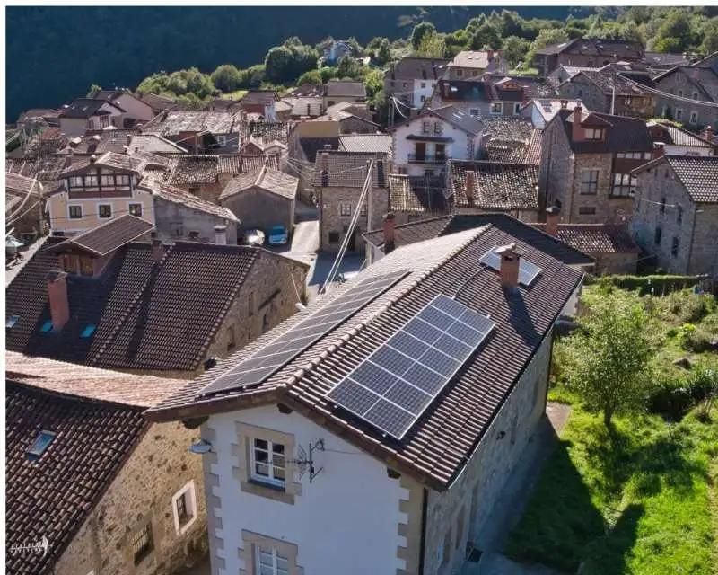 Panel solar en casa rural