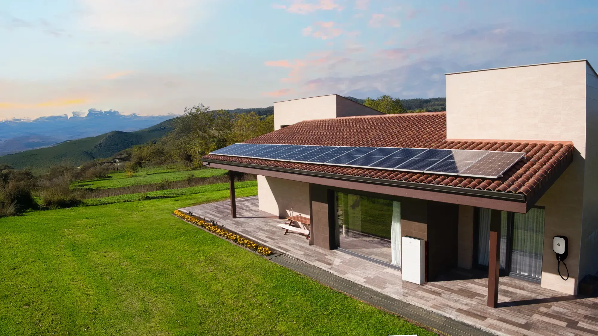 Casa con placas solares al atardecer
