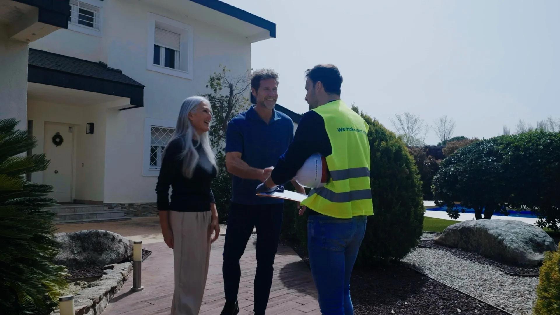 pareja hablando con un instalador