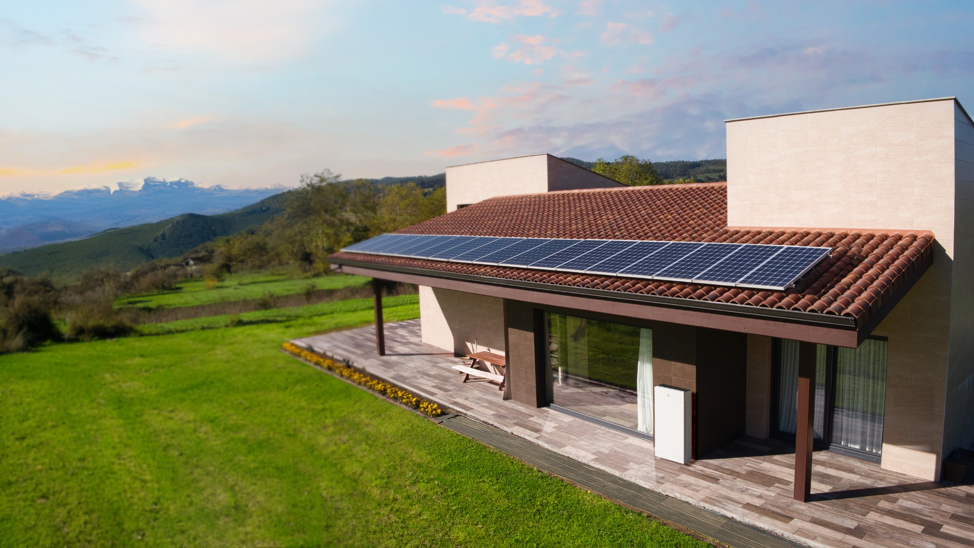 Casa con placas solares en el tejado